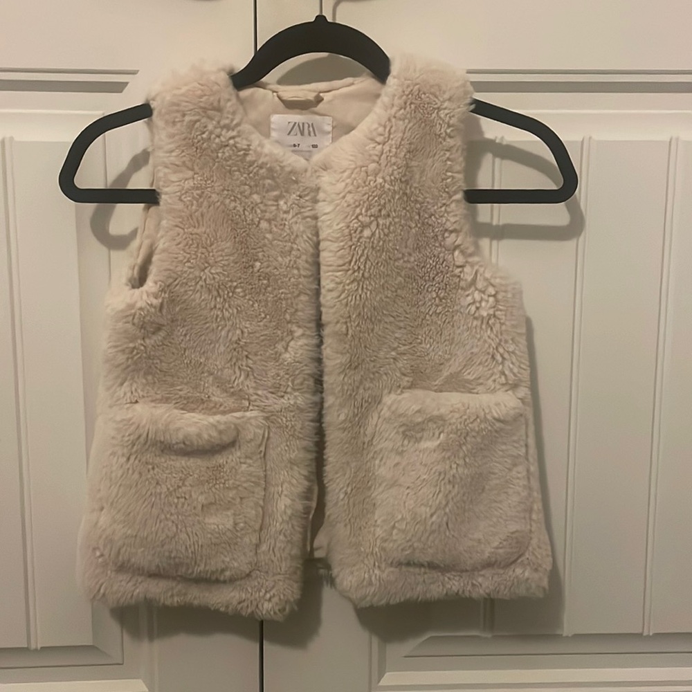 EUC Zara girl 6-7 faux fur vest